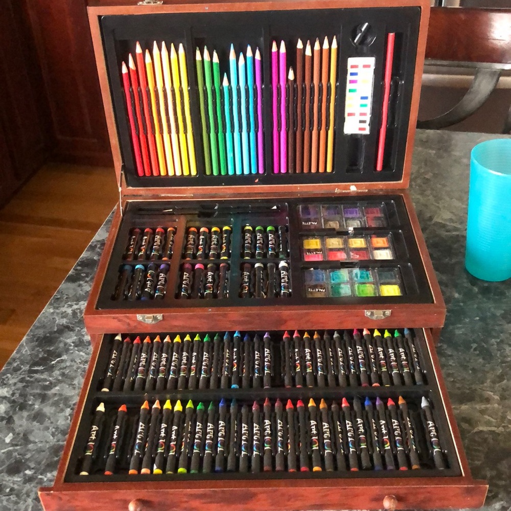 Art supply container with supplies